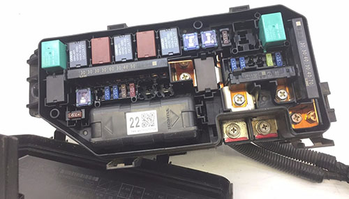 What's the difference between market transparent auto relays and car factory black relay